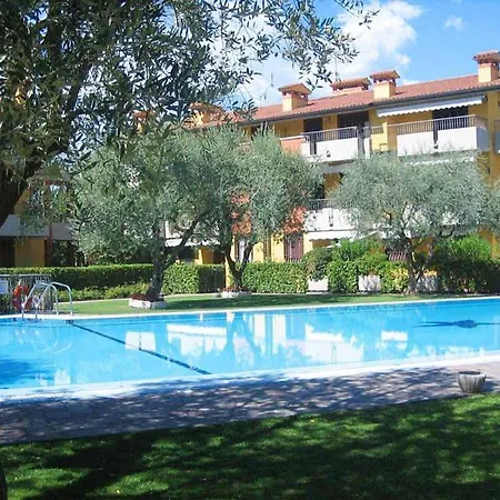 Discovery Flat With Pool & Bikes *